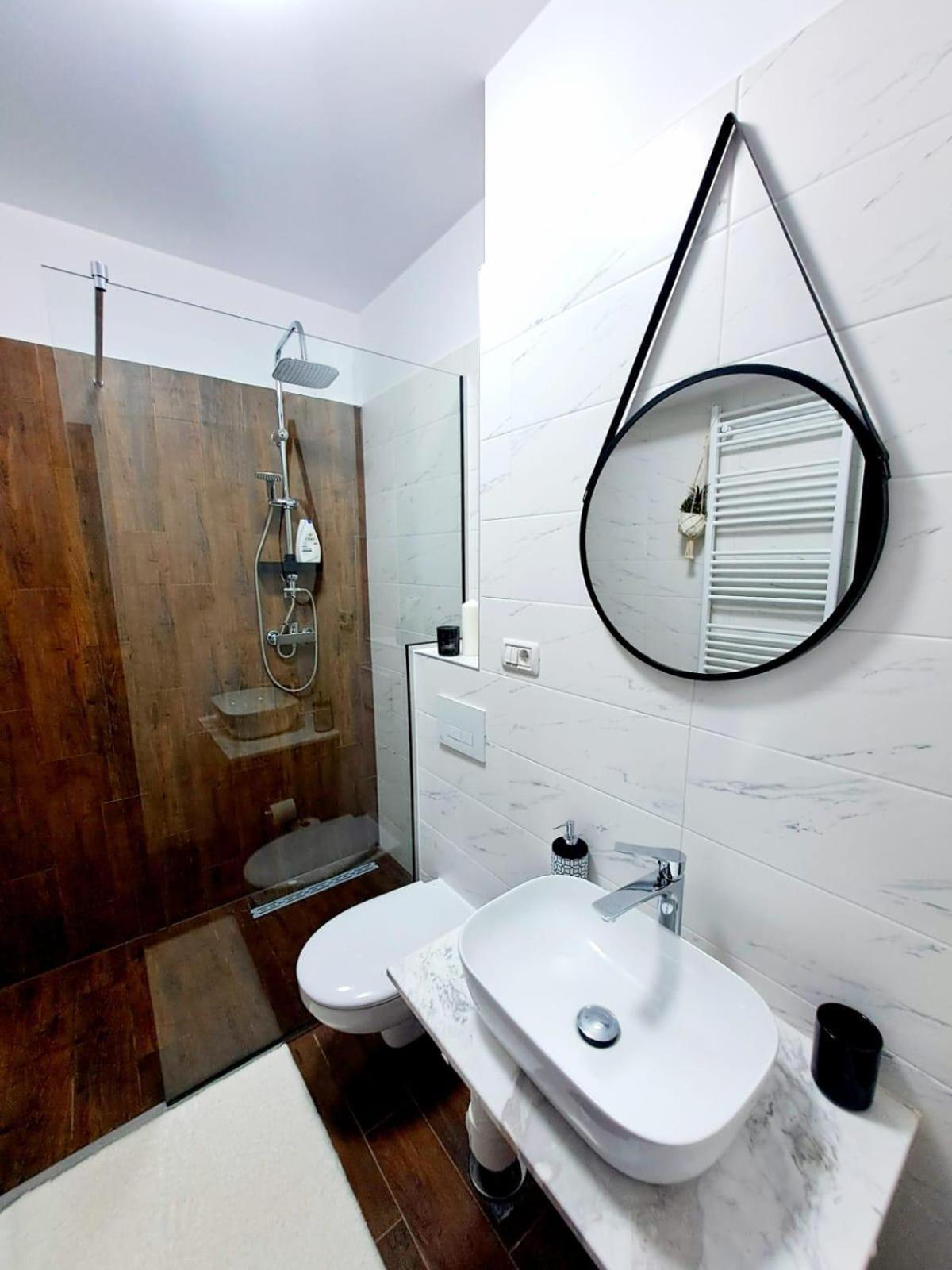 Mountain Breeze Luxury Apartment Ac & Parcare Privata Brasov Ngoại thất bức ảnh