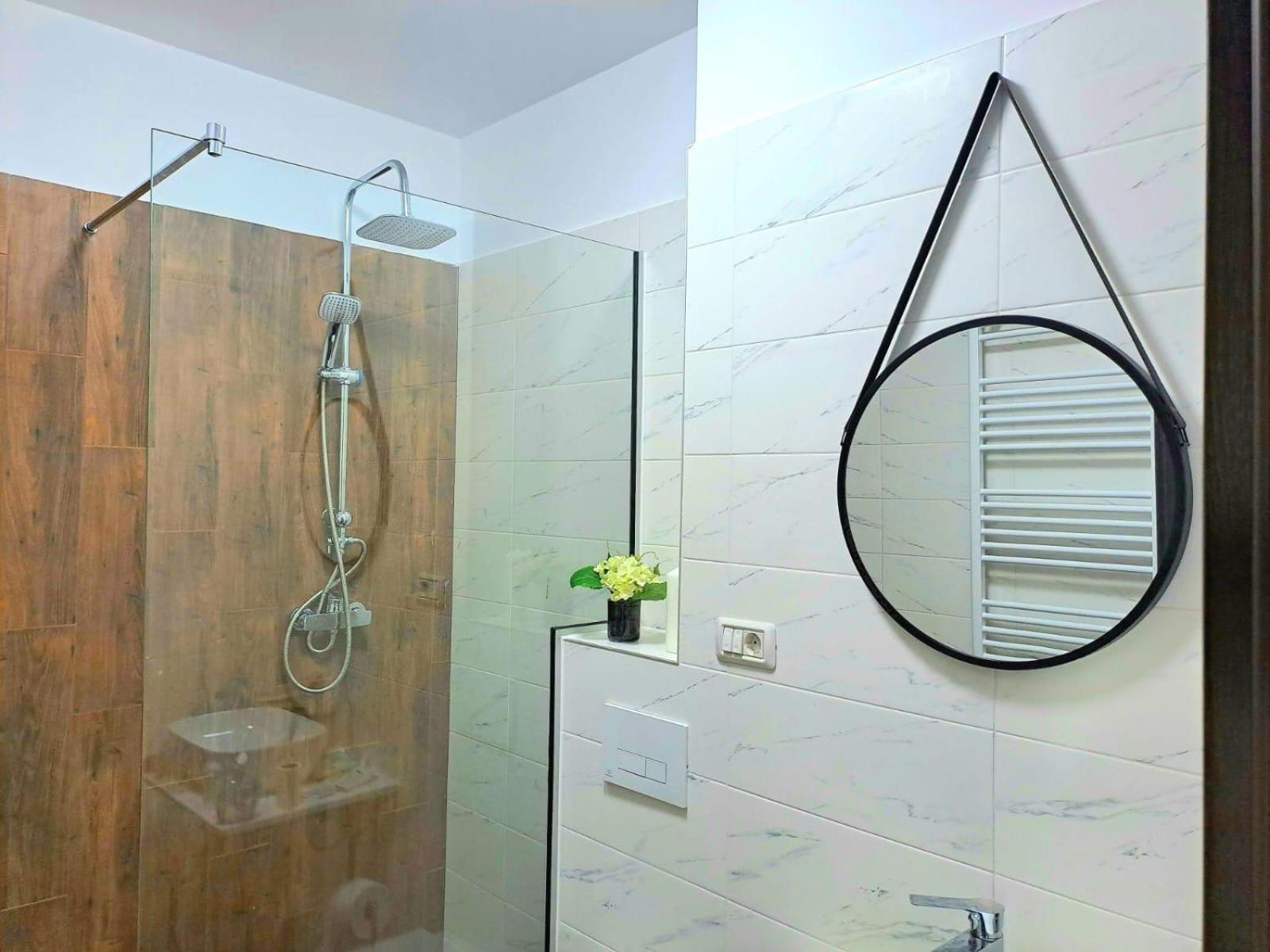 Mountain Breeze Luxury Apartment Ac & Parcare Privata Brasov Ngoại thất bức ảnh